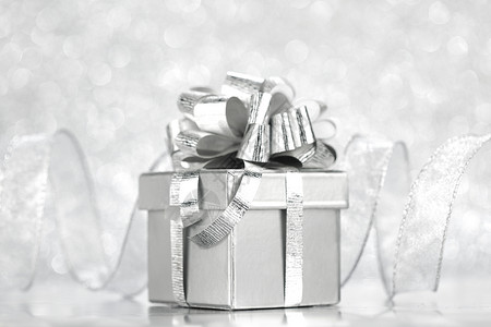 礼品盒 惊喜 新年 圣诞节 装饰风格 金属的 假期 白色的 盒子背景图片