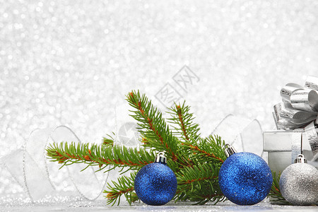 圣诞杉木和装饰 喜庆的 绿色的 卡片 玩具 蓝色的 盒子背景图片