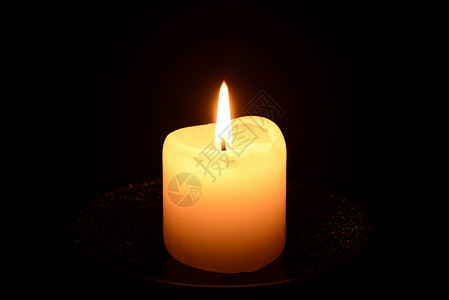 在黑背景上烧蜡烛 宁静 和平 飞碟 闪耀 熔化背景图片