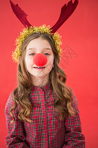 穿着红鼻子的节日小姑娘 打扮 鹿角 圣诞帽 童年背景图片