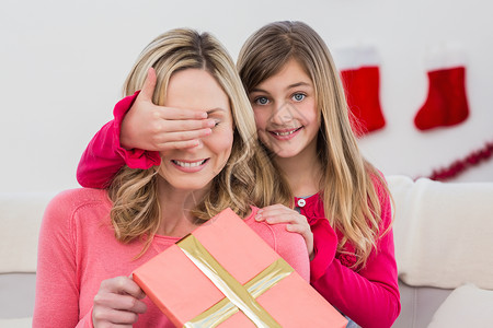 小女孩从母亲手中隐瞒礼物 快乐的 圣诞节 公寓 喜庆背景图片