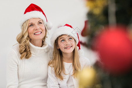 节日母亲和女儿在树上微笑 家 庆祝 爱 快乐背景图片