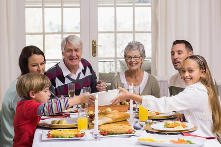 在圣诞节晚宴桌上微笑大家族的笑容 家庭 家庭生活背景图片