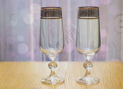 两杯美丽的玻璃杯 水 酗酒 专业品鉴 假期 白色的背景图片