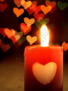 心蜡烛桌子上的红蜡烛和背景中的闪亮的心 浪漫 心形背景