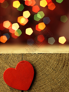 红心在木制桌边 桌子 礼物 模糊 美丽的 庆典 浪漫 乡村背景图片