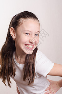 12岁的平凡快乐的少女 幸福 活力 眼睛 微笑背景图片