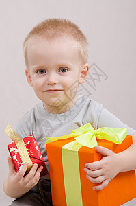 带礼物的快乐儿童 微笑 快乐的 生日 恭喜背景图片
