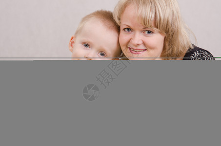 带着礼物的男孩和他母亲背景图片