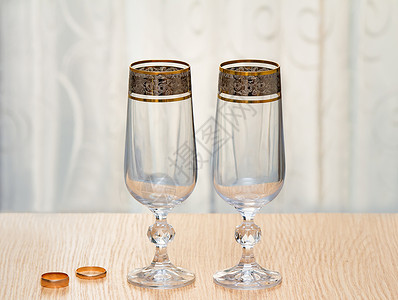 两杯美丽的玻璃杯 酒精 水 专业品鉴 葡萄酒 装饰的 饮料背景图片