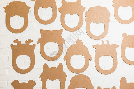 纸板猫头鹰白砖墙上的一套纸板面罩 狮子兔子 爱好 乐趣背景
