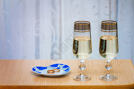 两杯香槟笛子 装满香槟 专业品鉴 餐厅 饮料 葡萄酒 招待背景图片