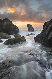 海洋通过灯塔海滩麦克夸尔港的通道流动高清图片