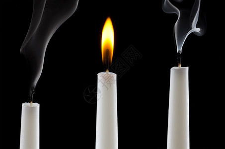黑色熄灭的蜡烛用熄灭的蜡烛点燃蜡烛背景