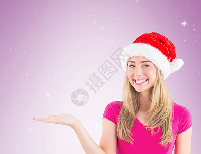节日金发美女亲手露面 快乐的 圣诞帽 圣诞节的时候背景图片