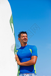 冲浪男 太阳 冲浪板 成人 夏天 男性 爱好 自然 海 乐趣背景图片