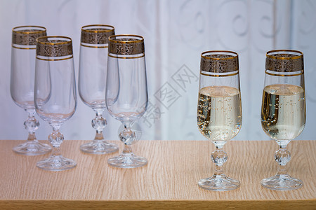 6个漂亮的玻璃酒杯 2个装满香槟 高的 自助餐高清图片