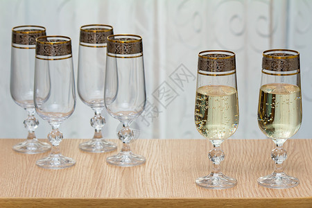 6个漂亮的玻璃酒杯 2个装满香槟 休息 饮料背景图片