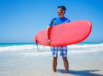 冲浪男 腹肌 闲暇 假期 男人 男性 蓝色的 海背景图片