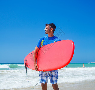 冲浪男 抓住 运动 水 健康 娱乐 男生 太阳 蓝色的 运动员背景图片