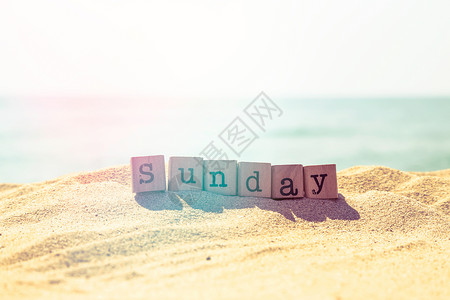 星期日在海滨上用回溯式的周日字图片