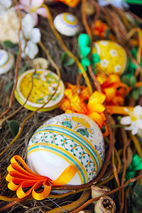 复活节组成构成 作品 花 喜庆的 鸟 手工制作的 黄色的 白色的背景图片