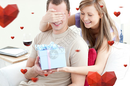 微笑着的女人给男朋友送礼物的复合形象 她向男友赠送了礼物 男性 惊喜背景图片