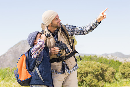 父亲和儿子在山上旅行 快乐 健康 感情 农村 合身背景图片