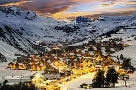 法国阿尔卑斯山滑雪度假胜地 圣珍妮阿维斯高清图片