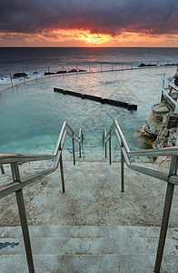 通往澳洲布朗特海洋浴缸的台阶背景图片