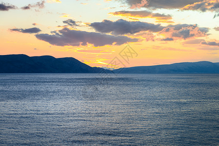 小岛屿的景象 晴天 风景 海 地平线 支撑图片
