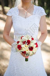 新娘拿着一束玫瑰花 戒指 人类的手 白色的 花店 花束背景图片