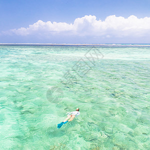 女人在青蓝的绿海中潜伏 蓝色的 夏天 尔 宁静 岛高清图片