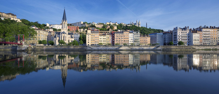 里昂萨昂河全景 反射 纪念碑 城市景观 行人天桥 水 红色的 场景背景图片