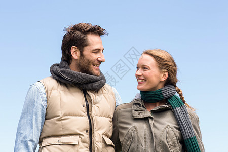 快乐的情侣互相微笑 周末 假期 周末活动 男性图片