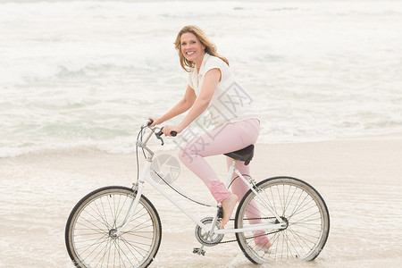 骑自行车时的伤身妇女 乐趣 假期 漂亮的 女性高清图片