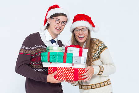 拿着礼物的讨厌的行家夫妇 男人 夫妻 男性 圣诞节背景图片