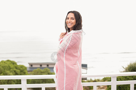 美丽的女人裹着毛巾 女性 休假 晴天 夏天 空余时间背景图片