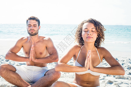 快乐的情侣在水边做瑜伽 混血 健康 感情 海滩 莲花式背景图片