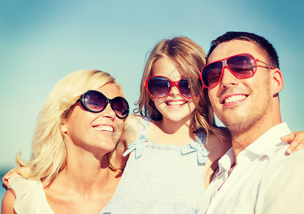 蓝天空的幸福家庭 微笑 畅快 拥抱 假期 孩子 美丽的图片