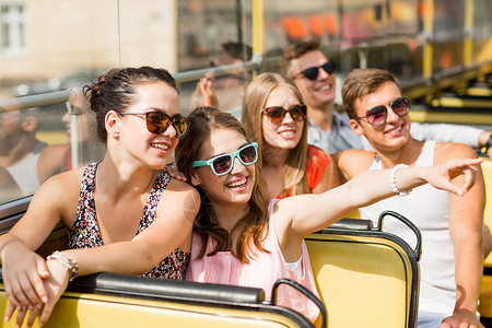 一群微笑的朋友们乘大客车旅行 团队 眼镜 女性背景图片