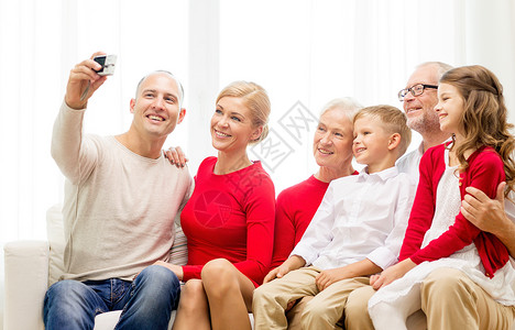 家里带着照相机微笑的家庭 制作 闲暇 祖父母背景图片