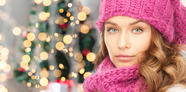 圣诞福利身着冬衣的年轻女子 羊毛 快乐的 季节 福利 可爱的背景