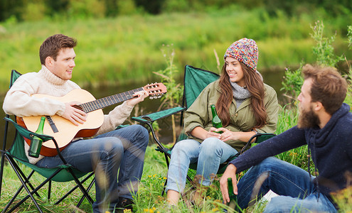 一群在露营中弹吉他旅游者 乐趣 野营 森林 快乐的背景图片