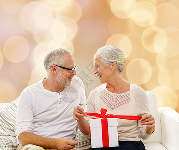 家里有礼物盒的年长快乐情侣 盒子 惊喜 迷人的 夫妻背景图片