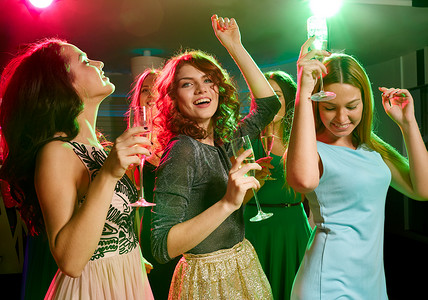 会员俱乐部俱乐部里带着香槟杯的笑着朋友 夜店 出去 喝背景
