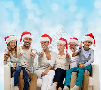 幸福的家庭坐在沙发上 帽子 祖父 祖母 孙子背景图片