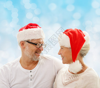 快乐的老年情侣 在圣塔帮手帽子 老的 爱背景图片