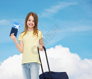带手提箱 机票和护照的微笑女孩 冒险 行李 航班图片