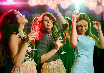 会员俱乐部俱乐部里带着香槟杯的笑着朋友 迷人的 快乐的背景